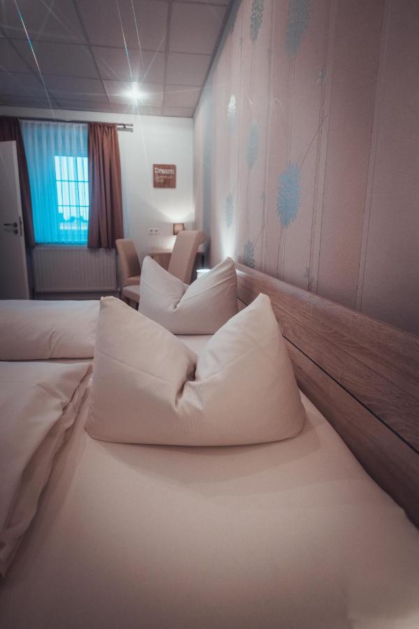 Gasthof Und Hotel Roter Hirsch Claußnitz Екстериор снимка