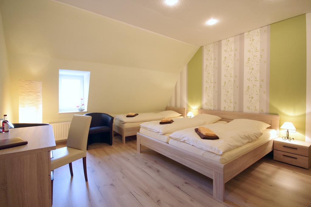 Gasthof Und Hotel Roter Hirsch Claußnitz Стая снимка