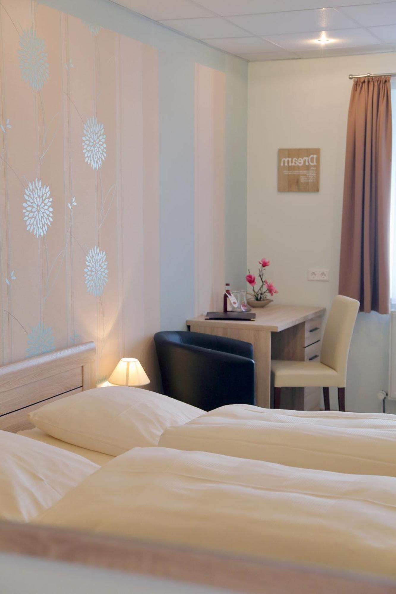 Gasthof Und Hotel Roter Hirsch Claußnitz Екстериор снимка