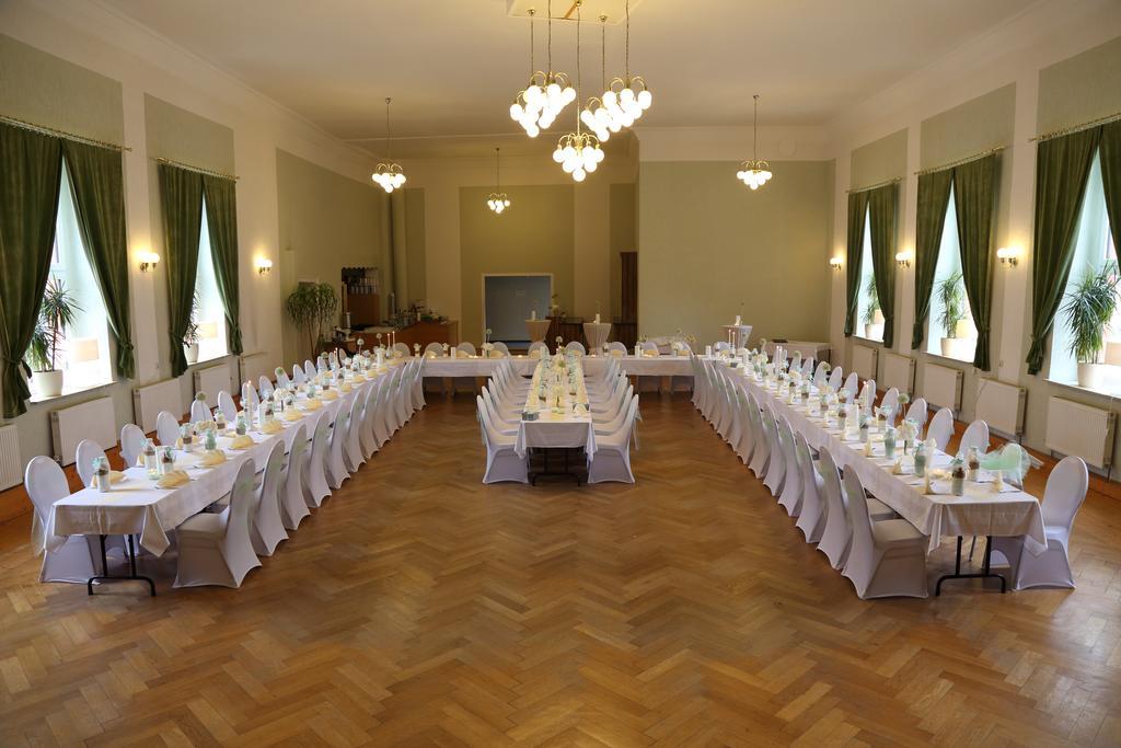 Gasthof Und Hotel Roter Hirsch Claußnitz Екстериор снимка